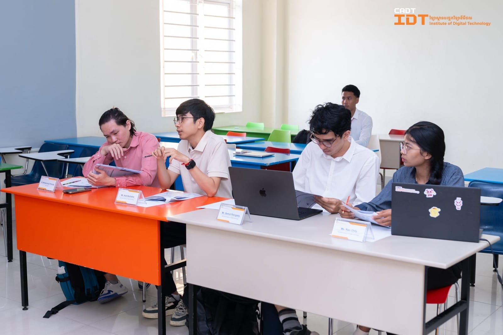 គណៈវិនិច្ឆ័យកំពុងពិនិត្យការដាក់ស្នើរបស់ក្រុមមួយ មុនការការពារគម្រោង