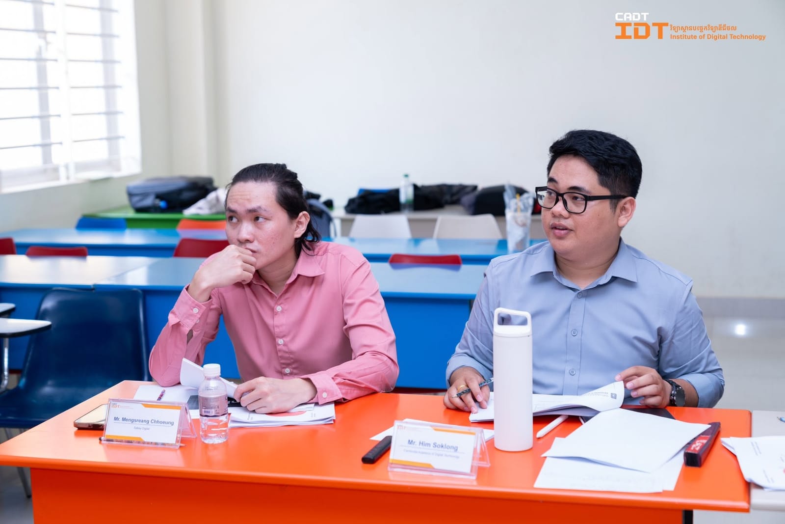 ស្តាប់ខណៈពេលសមាជិកគណៈវិនិច្ឆ័យម្នាក់ទៀតលើកឡើងនូវចំណុចមួយ
