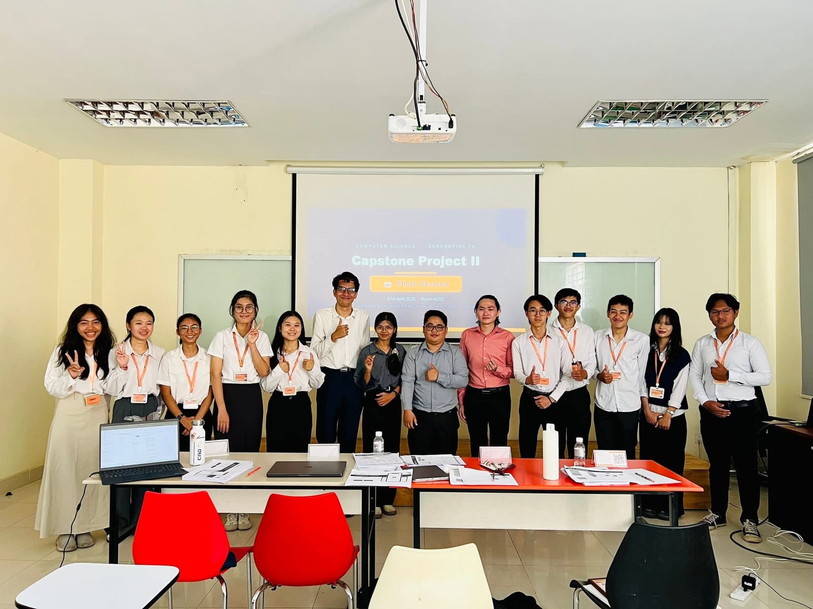 រូបថតជាក្រុមជាមួយគណៈវិនិច្ឆ័យ និងនិស្សិតជំនាន់ទី១០ បន្ទាប់ពីកិច្ចការពារគម្រោង
